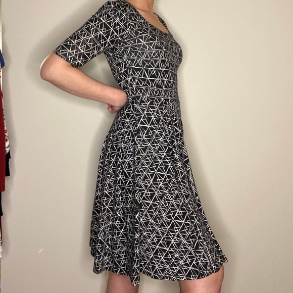 LuLaRoe M Abstract Dress. - Picture 2 of 8